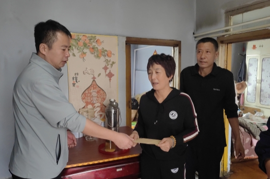 1760080728265580.jpg 大東林場(chǎng)工會(huì)組織開展愛心慰問活動(dòng)(2).jpg