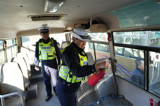 1761810312466919.jpg 筑牢交通防線 嚴(yán)守安全底線 泉林公司開展通勤車安全專項(xiàng)檢查(3).jpg